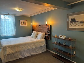 1 bedroom, desk, free WiFi, bed sheets - Beachside Basement Apartment (Duluth)