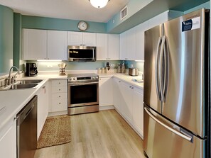 Een koelkast, een magnetron, een oven, een kookplaat