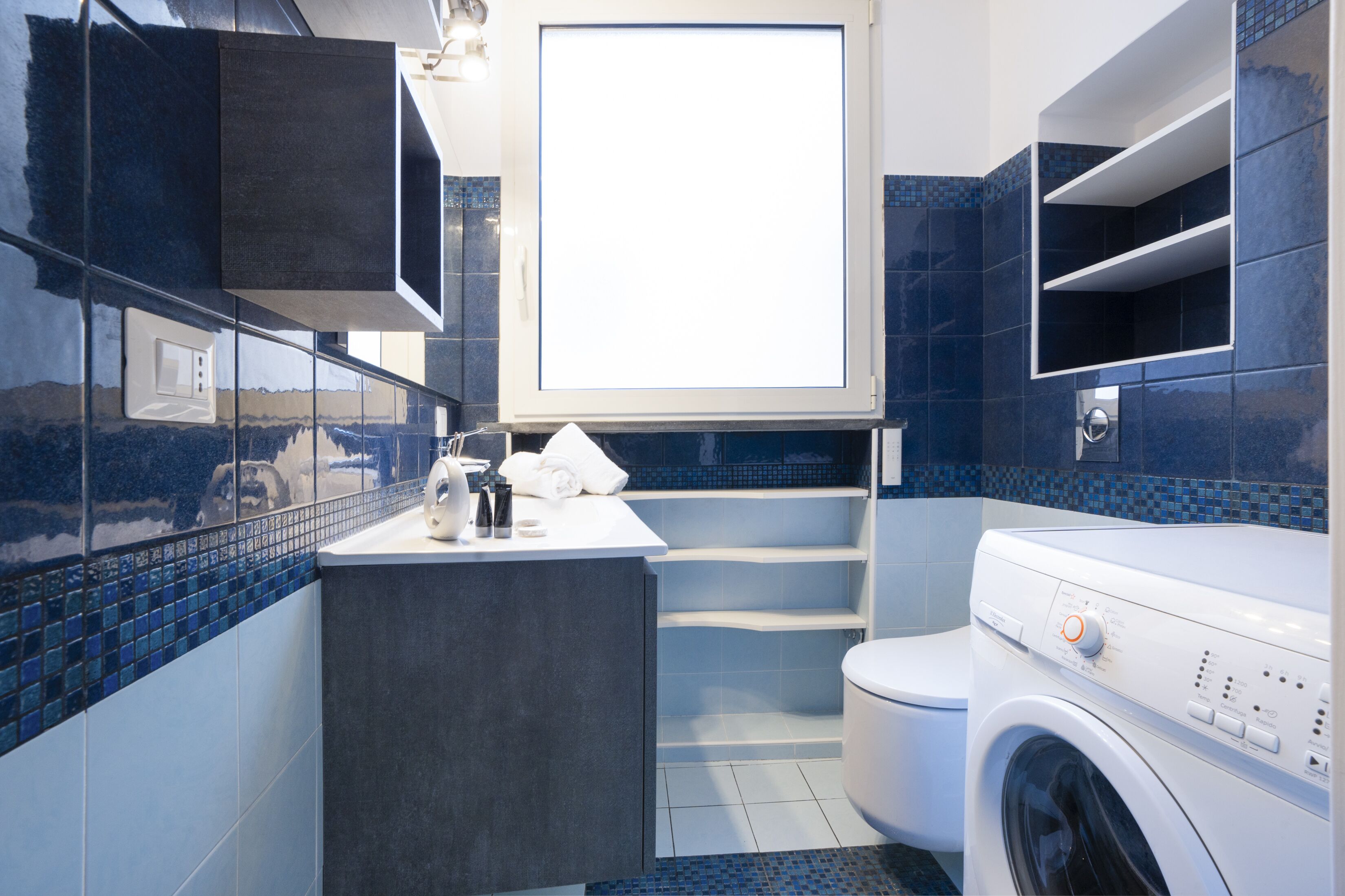 Appartamento, terrazzo, vista mare | Bagno | Doccia, set di cortesia gratuito, asciugacapelli, bidet