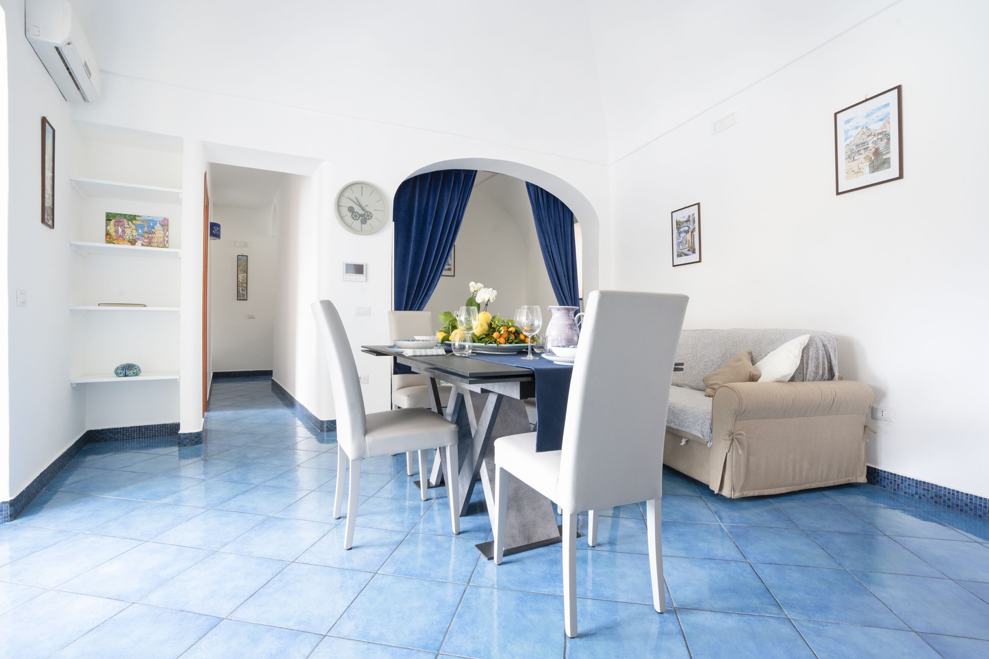 Apartment, Terrasse, Meerblick | Wohnbereich | 32-Zoll-Flachbildfernseher mit Digitalempfang