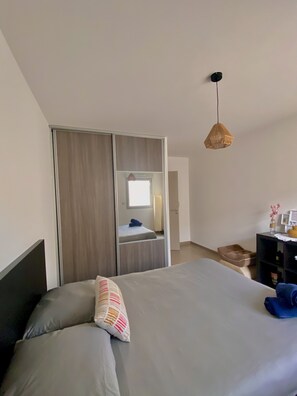 2 bedrooms, iron/ironing board, WiFi, bed sheets