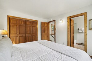 4 bedrooms, desk, iron/ironing board, free WiFi