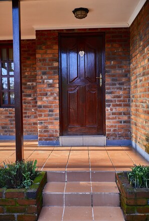 Exterior detail - Family Friendly - Detachable House with Playground and Backyard (Arusha)