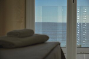 Habitación Deluxe, vistas al mar | Ropa de cama hipoalergénica, caja fuerte, escritorio