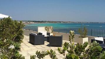 Hypo-allergenic bedding, in-room safe, desk, soundproofing