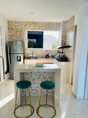 Réfrigérateur, cafetière/bouilloire, grille-pain, moulin à café