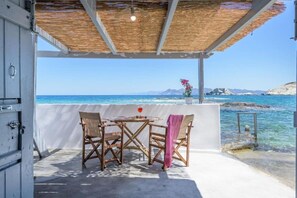 Outdoor dining - Esperanza Boathouse (Mandrakia)