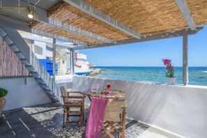 Outdoor dining - Esperanza Boathouse (Mandrakia)