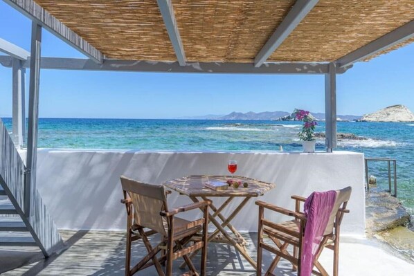 Outdoor dining - Esperanza Boathouse (Mandrakia)