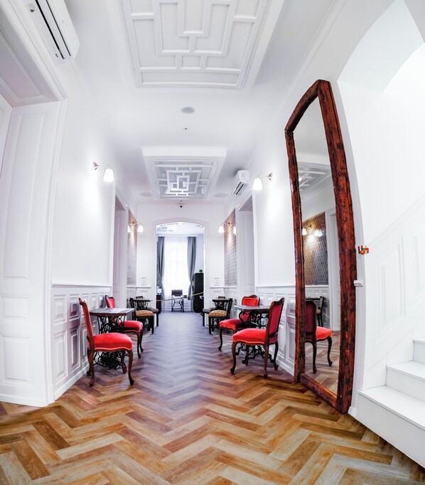 Interior detail - Toni Villa (Budapest)