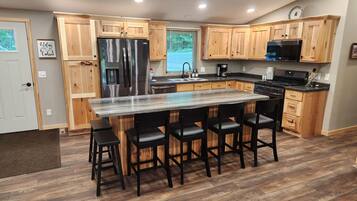 Jääkaappi, mikroaaltouuni, uuni, liesi