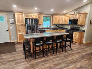 Fridge, microwave, oven, stovetop - Lake Nokomis cabin (Tomahawk)