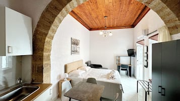 Chambre Quadruple Confort | Rideaux occultants, chambres insonorisées, fer et planche à repasser