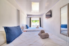 10 bedrooms, iron/ironing board, WiFi, bed sheets - Casa Plomo & Casa Plata One block from clubs and main strip (Jacó)