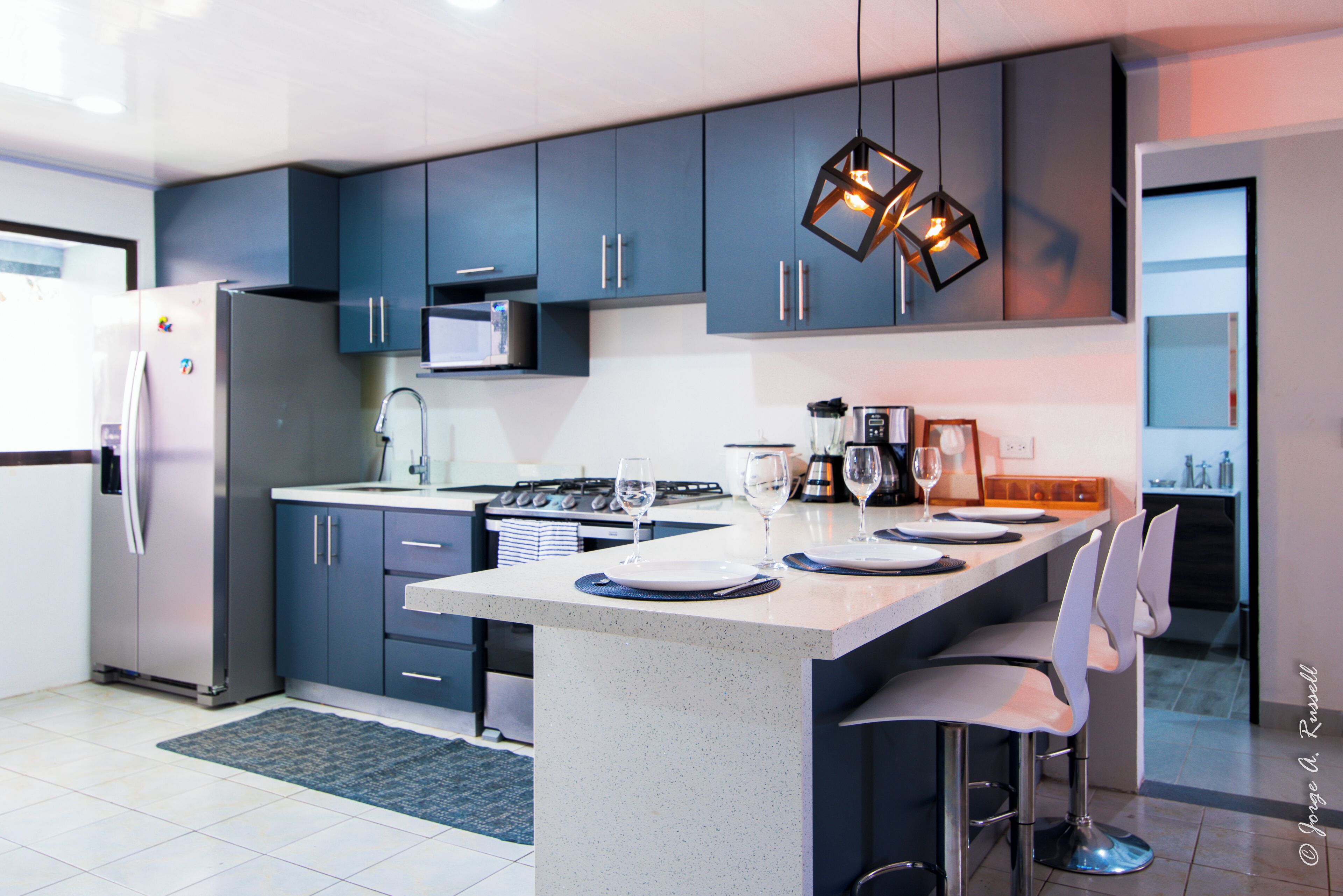 Een koelkast, een microgolfoven, een oven, een kookplaat