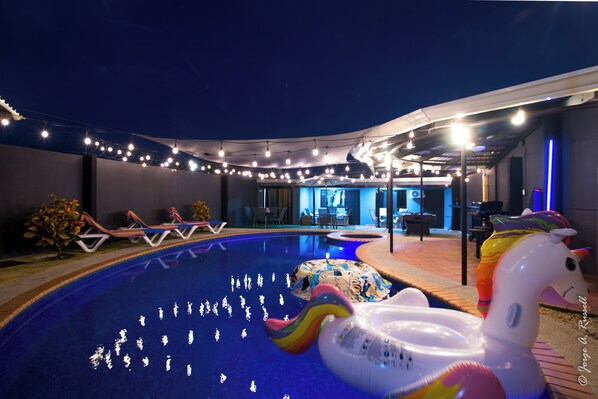 Outdoor pool - Casa Plomo & Casa Plata One block from clubs and main strip (Jacó)