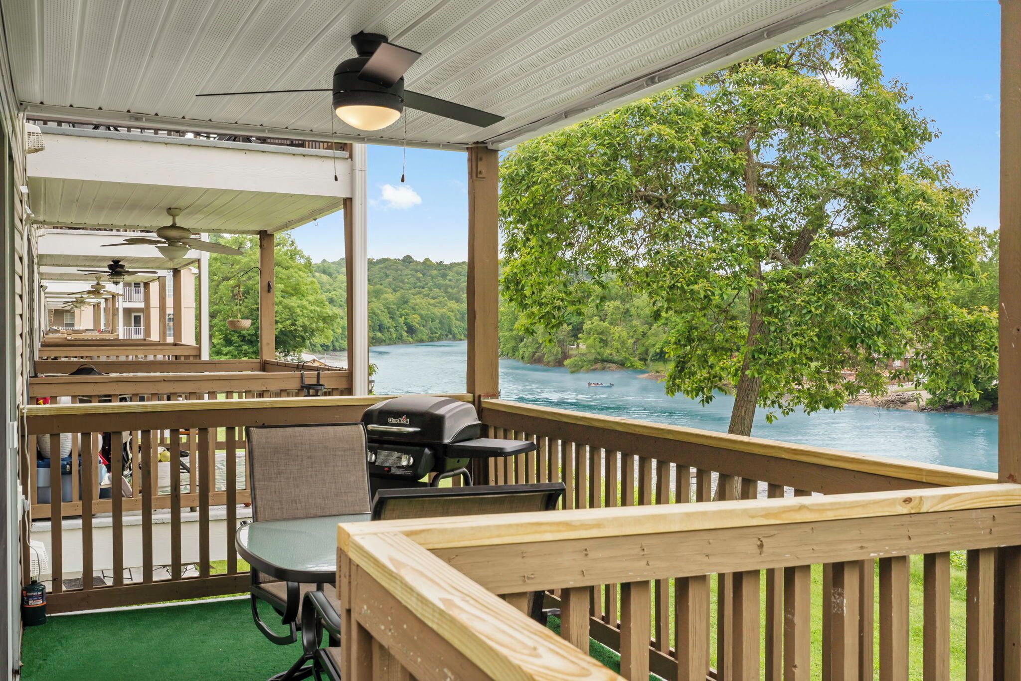 On Lake Time Taneycomo - Amazing Views