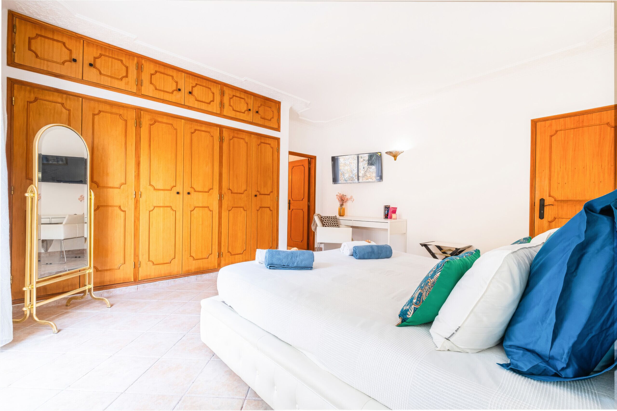 4 dormitorios, tabla de planchar con plancha, wifi gratis y ropa de cama
