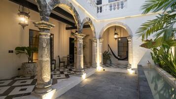 Quarto superluxo, 2 camas Queen, vista para o pátio, no piso térreo | Terraço/pátio