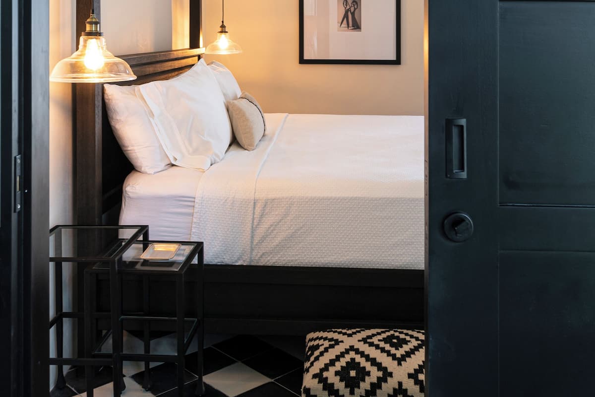 Luxury Room, 1 King Bed, Pool View