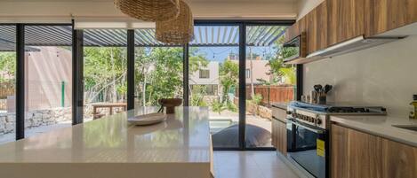 Refrigerador, microondas, horno y parrilla de estufa