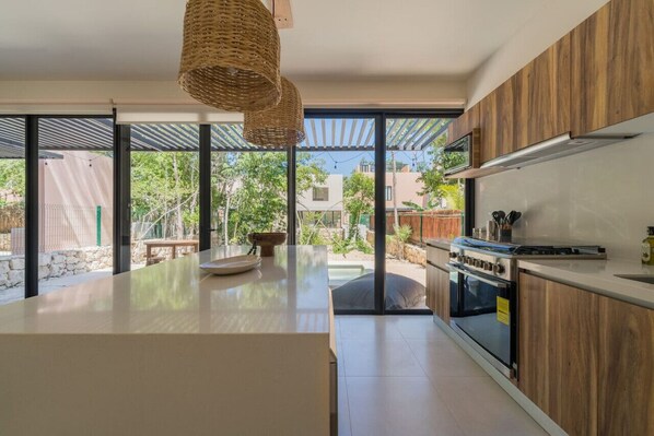 Refrigerador, microondas, horno y parrilla de estufa 