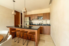 Kjøleskap, mikrobølgeovn, ovn og kokeplater