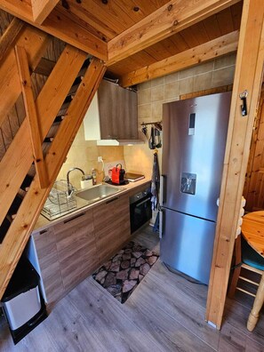 Fridge, oven, stovetop, coffee/tea maker