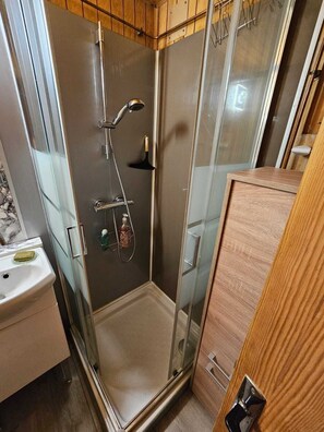 Dusche, Haartrockner, Toilettenpapier