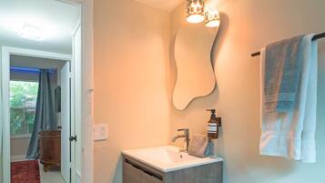 Comfort-huoneisto, kaupunkinäköala | Kylpyhuone | Suihku, sadesuihkupää, hiustenkuivaaja, pyyhkeet