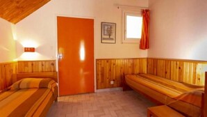 Una habitación con paredes de madera y un suelo con diseño de espiga.