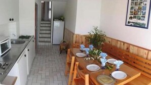 Una cocina compacta con zona de comedor.