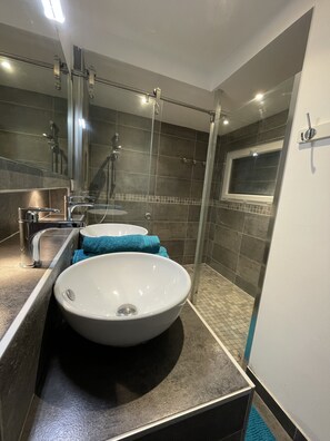 Douche, sĂšche-cheveux, serviettes fournies, papier toilette