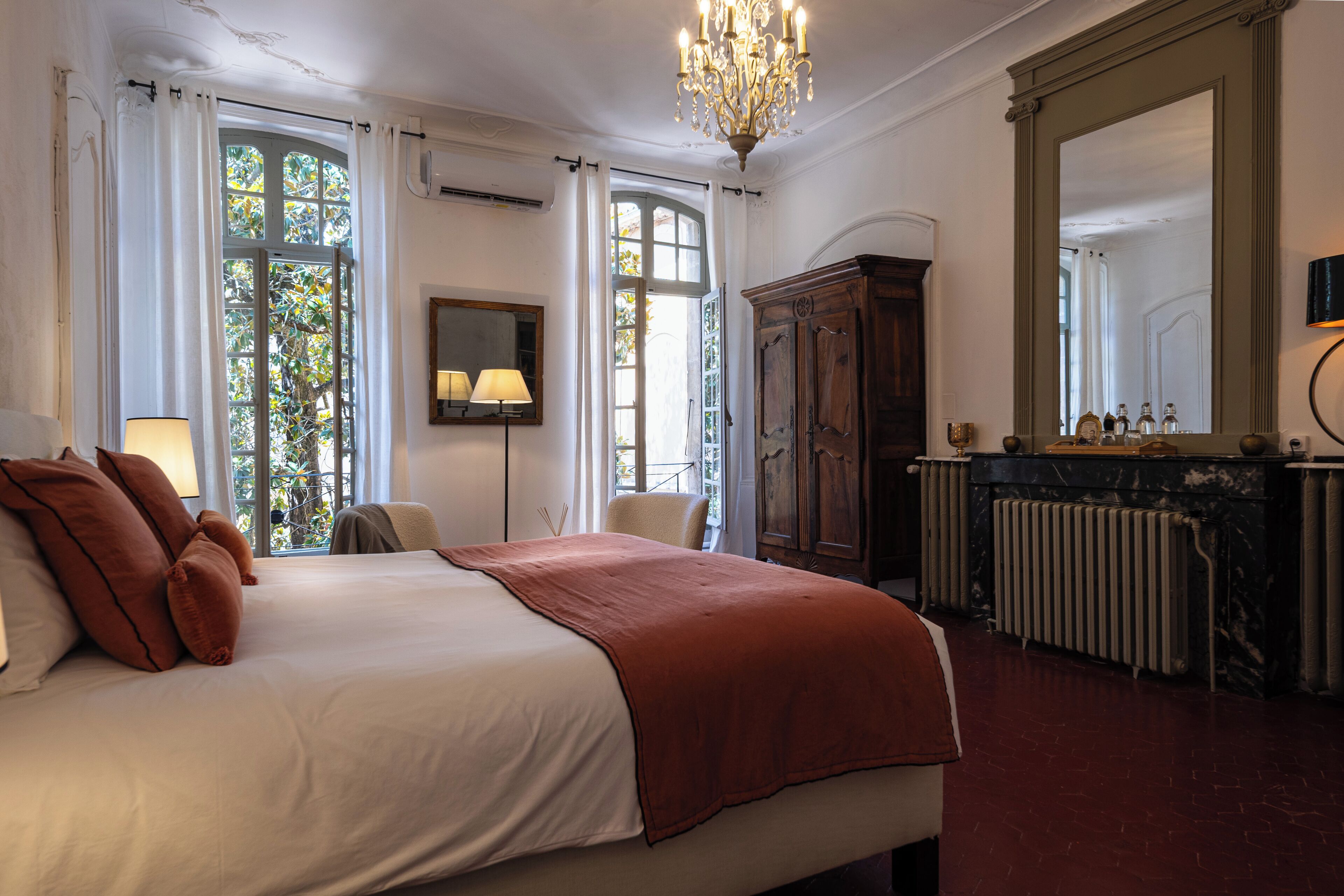 Kahden hengen deluxe-huone (yksi tai kaksi sänkyä), näköala pihalle | Ylelliset vuodevaatteet, silitysrauta/-lauta, vauvansängyt