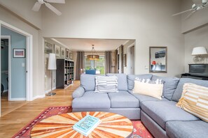 Smart TV, fireplace, books - Candlewood Lake, Brookfield CT (Brookfield)