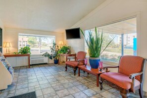 Lobby sitting area - Hilliard Motor Lodge (Hilliard)