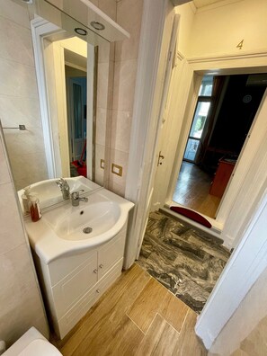 Douche, sèche-cheveux, bidet, serviettes fournies