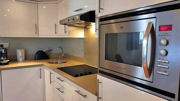 Frigorífico, cafetera o tetera y utensilios de cocina