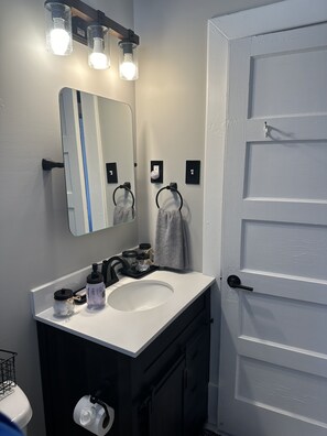 Secadora de cabello, bidet, toallas, jabón 