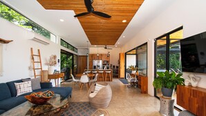 Ein modernes Interieur mit Essbereich, Küche und Sitzgelegenheiten.