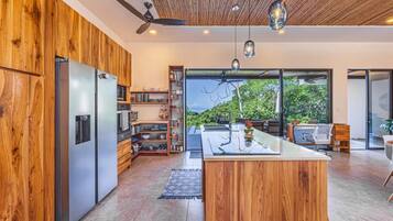 Kylskåp, mikrovågsugn, ugn och spishäll