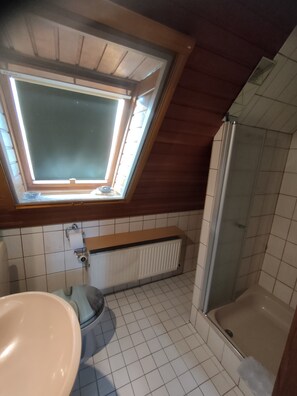 Secadora de cabello, toallas, jabón, papel de baño