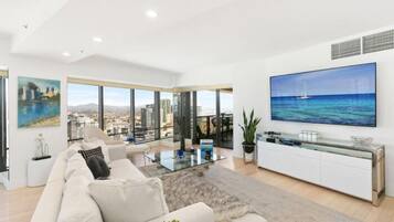 Smart TV, libros y impresora