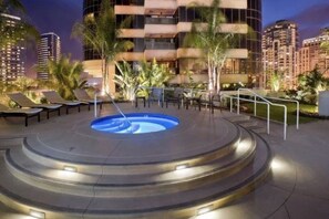 Utendørsbasseng og et oppvarmet basseng