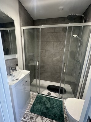 Apartment | Bathroom | Separate tub and shower, deep soaking tub, towels, toilet paper - Quayside Quarters Harbourside Apartment (Weymouth)