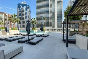 Eine Dachterrasse mit modernen Sitzgelegenheiten und einem Pool.