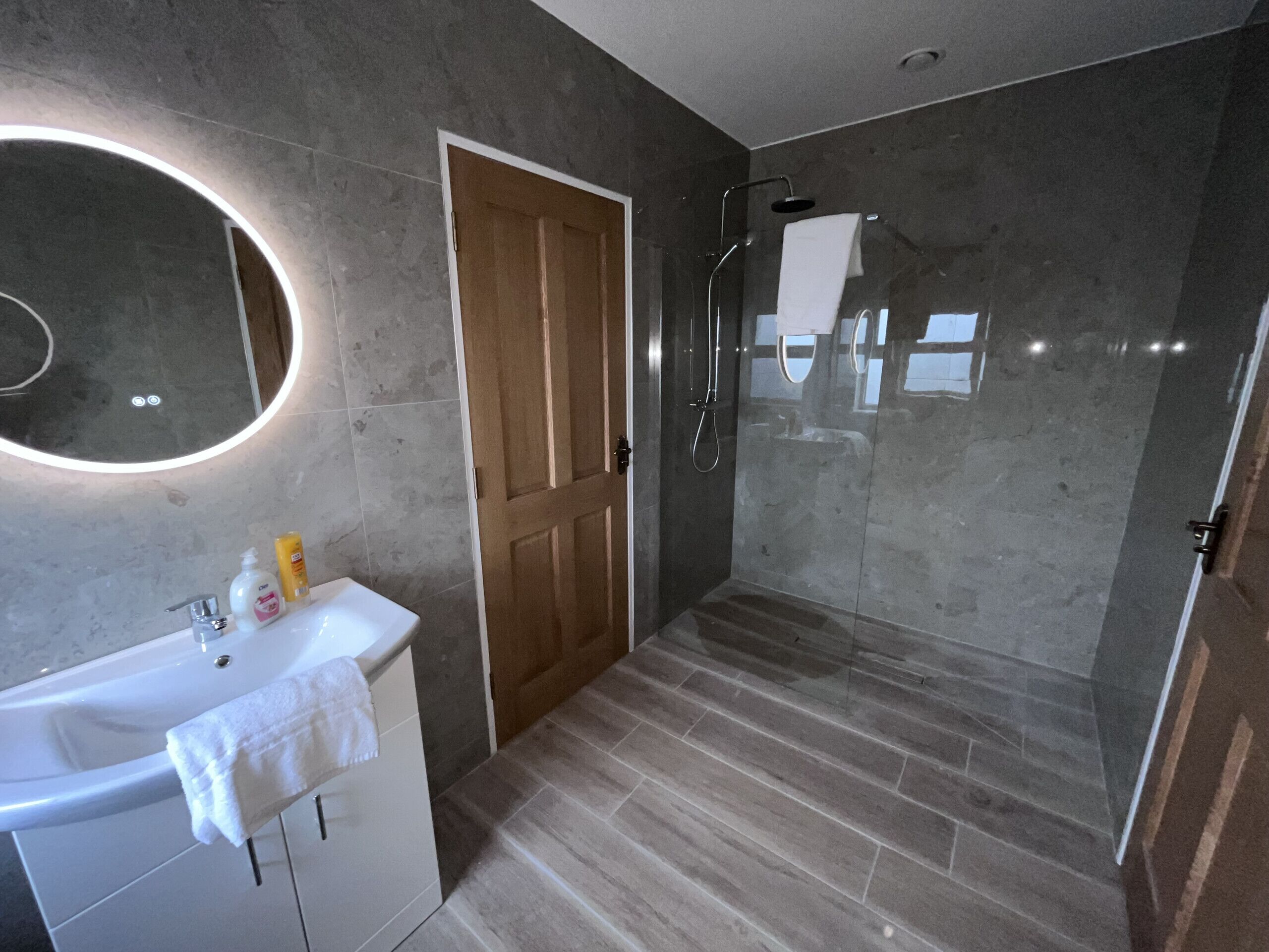 Douche, sèche-cheveux, serviettes fournies