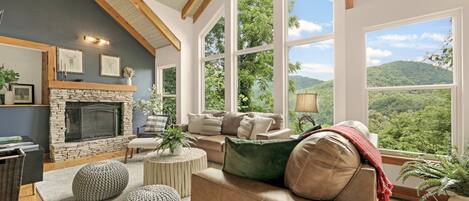 Smart-tv, eldstad, bordsfotboll och ett bordtennisbord