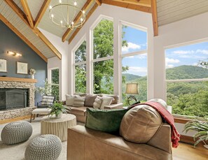 Smart-tv, een open haard, tafelvoetbal en een tafeltennistafel