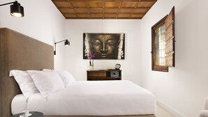 A bedroom with a bed, a bedside table, a lamp, a window, and a wall-mounted artwork. - Beautiful private villa for 4 guests with A/C, WIFI, private pool and TV (La Giustiniana)
